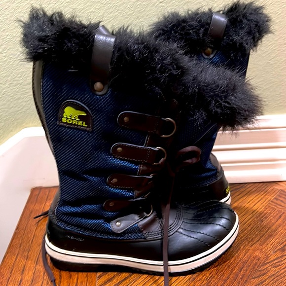 Oh Hey, Sorel! Time For Cute Winter Boots (We're Trying 5 Pairs) - The Mom  Edit